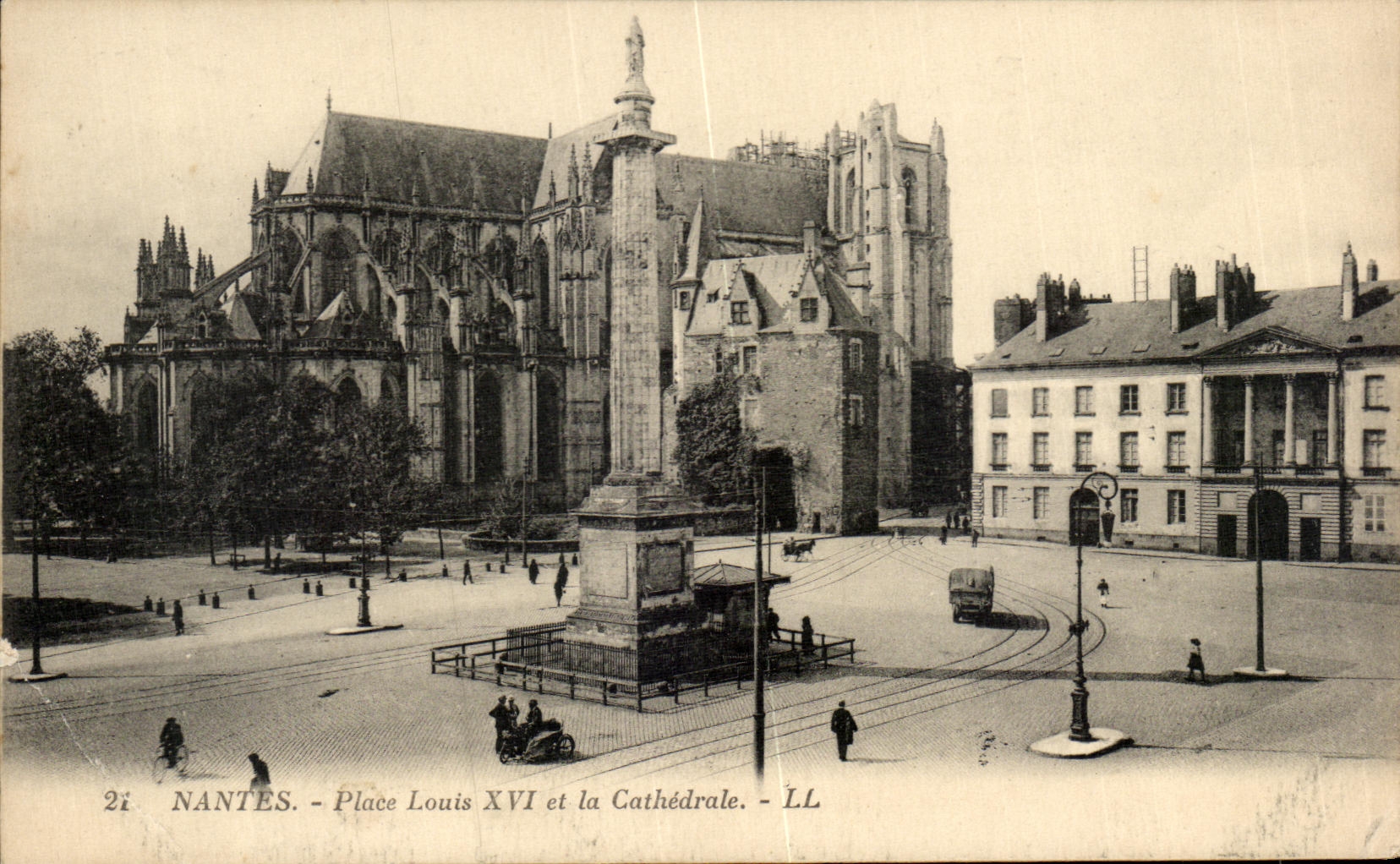CPA Nantes Place Louis XVI et la Cathedrale
