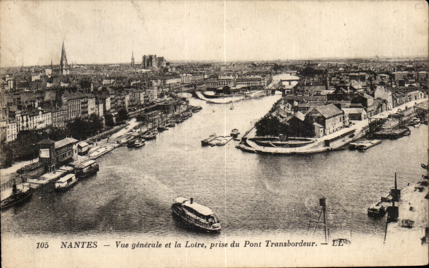 CPA Nantes Vue generale et la Loire prise du Pont Transbordeur