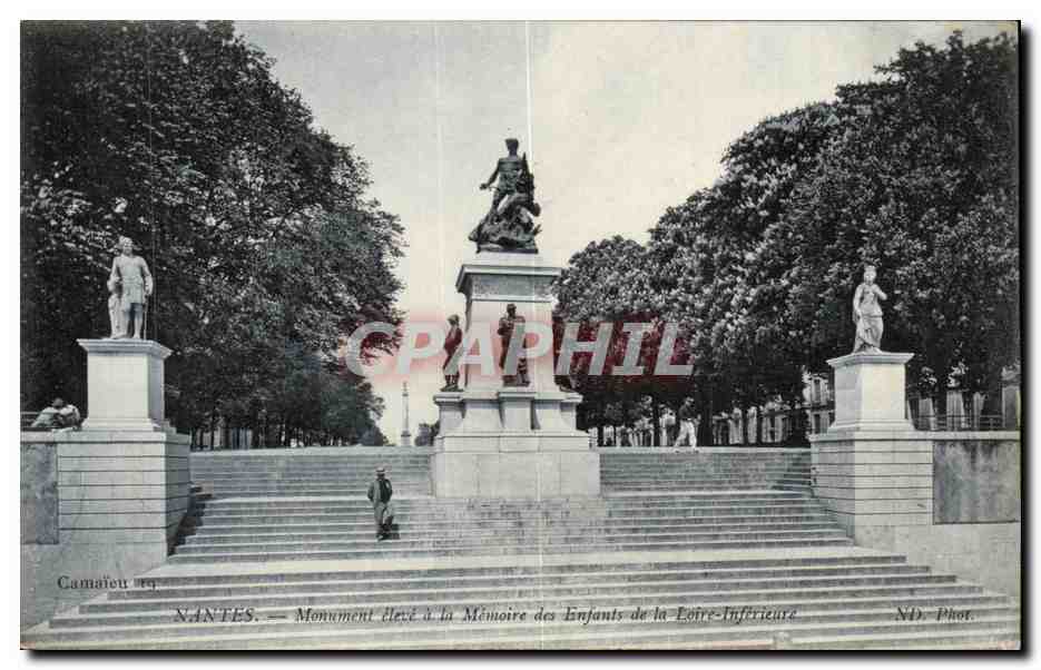 CPA Nantes Monument eleve a la Memoire des Enfants de la Loire Inferieure