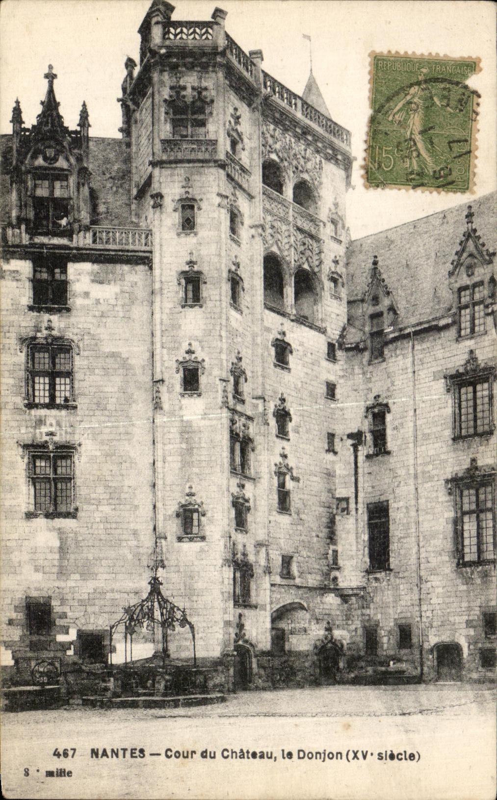 CPA Nantes Cour du Chateau le Donjon