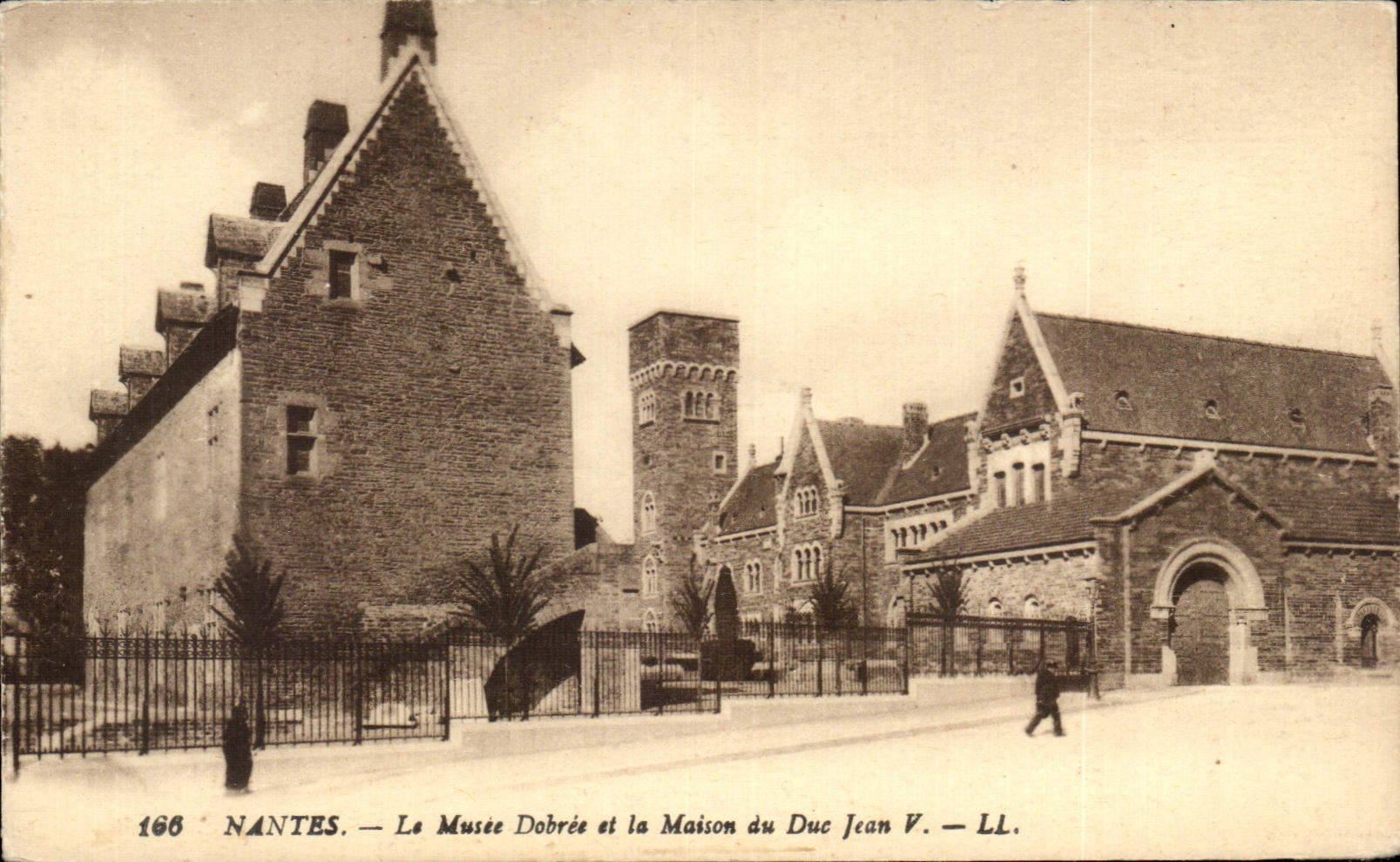 CPA Nantes Le Musee Dobree et la Maison du Duc Jean