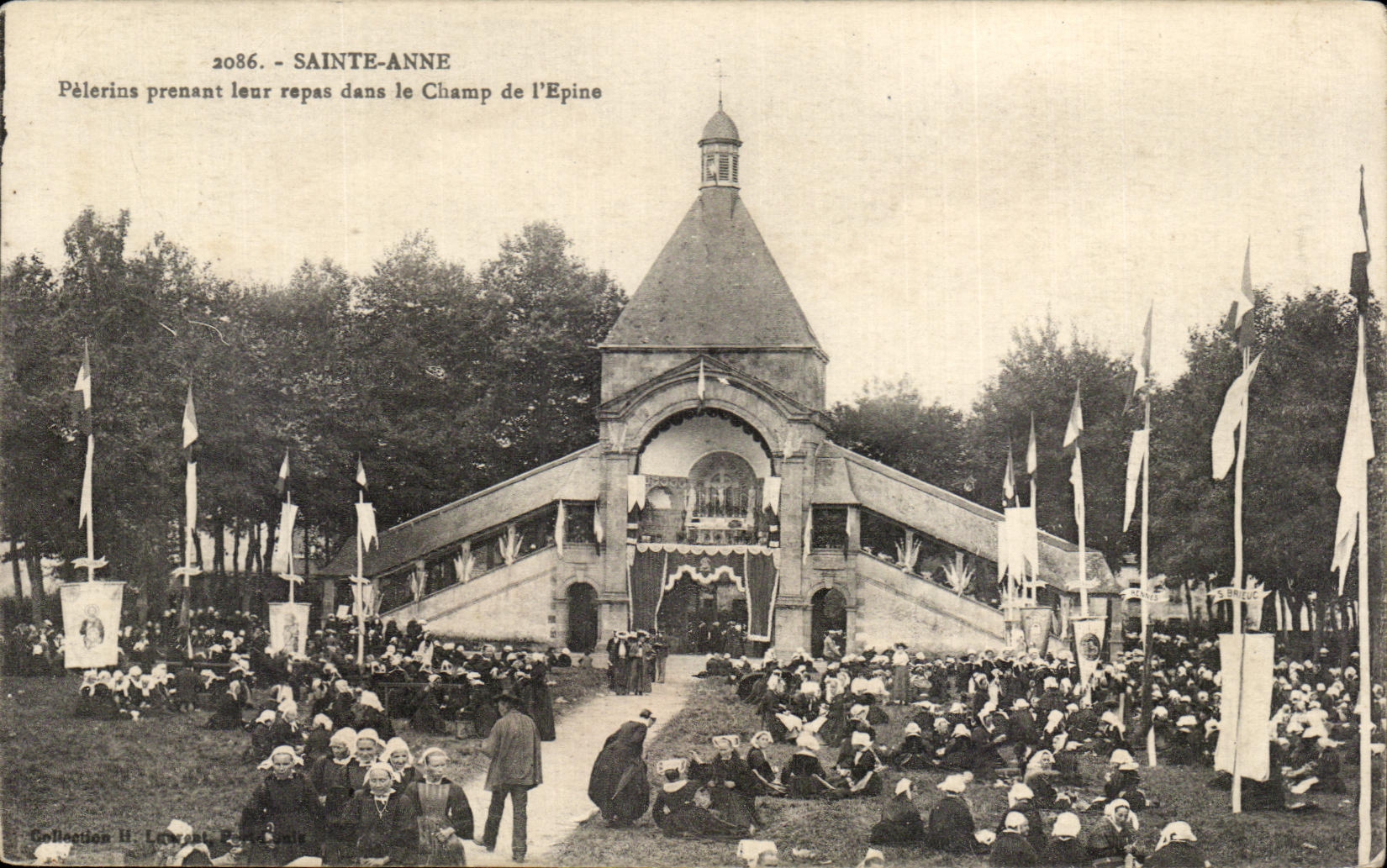 CPA Sainte Anne Pelerins Prenant leur repas dans le Champ de I Epine Folklore Costume