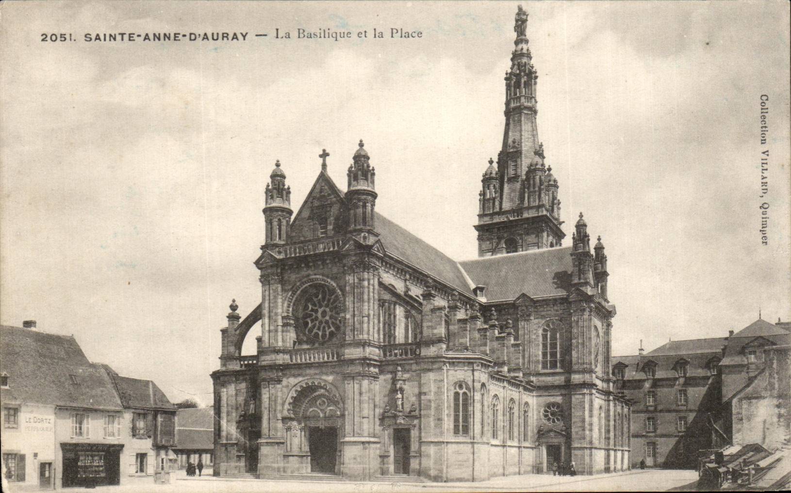 CPA Sainte Anne D Aurey La Basilique et la Place