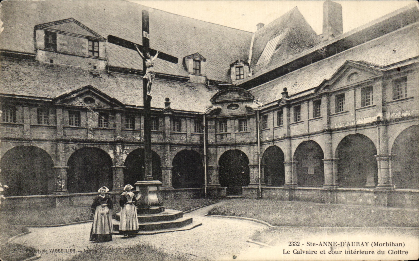 CPA Ste Anne D Auray Le Calvaire et Cour Interieure du Cloitre Folklore Costume