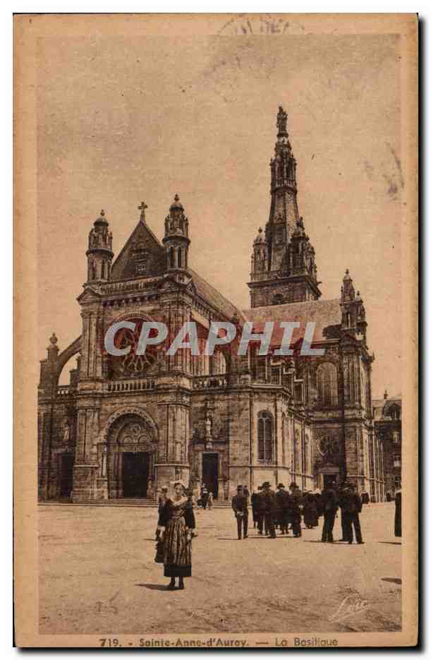 CPA Sainte Anne d Auray La Basilique Femme folklore