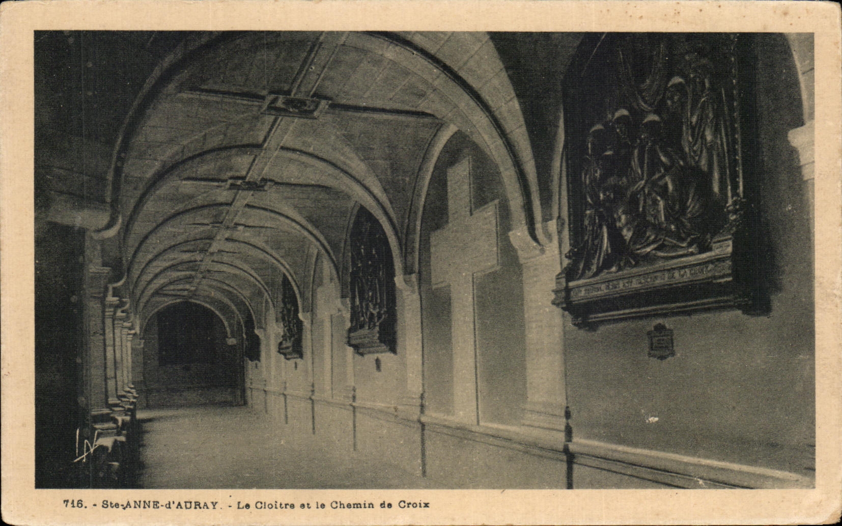 CPA Ste anne d Auray Le Cloitre et le Chemin de Croix