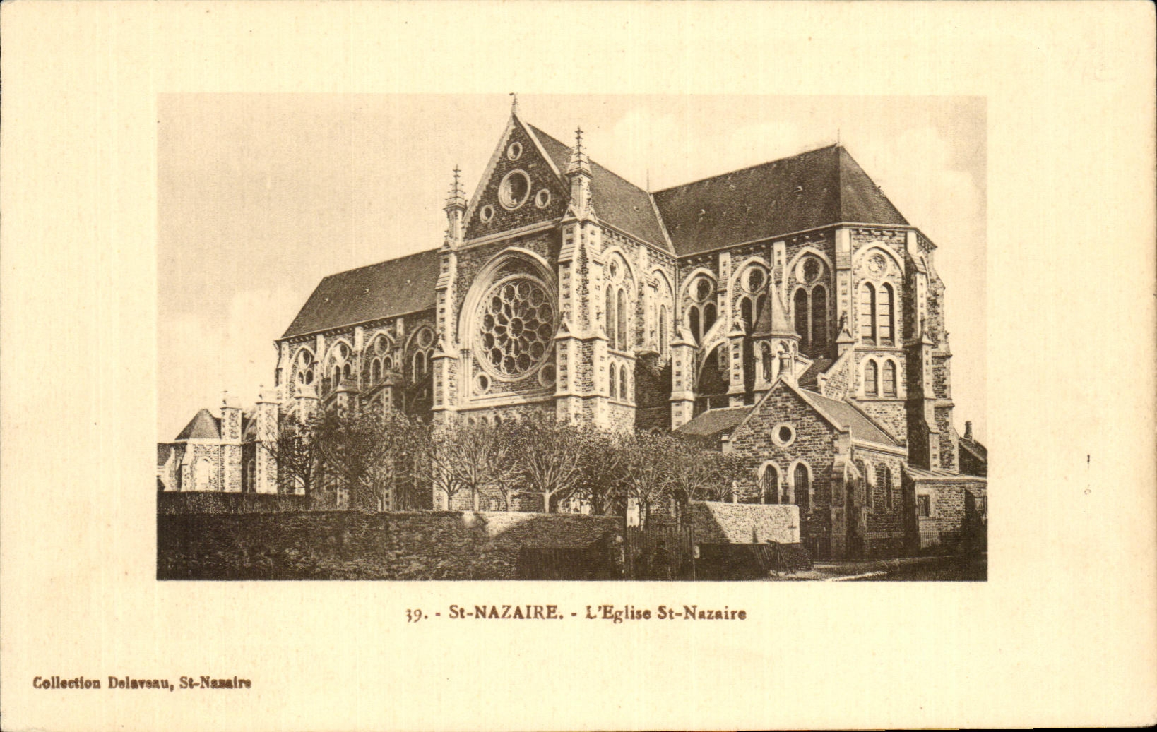 CPA St Nazaire L Eglise St Nazaire