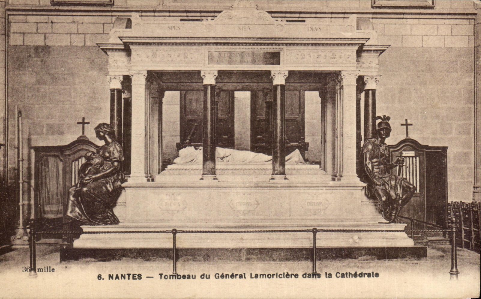 CPA Nantes Tombeau du General Lamoriciere dans la Cathedrale