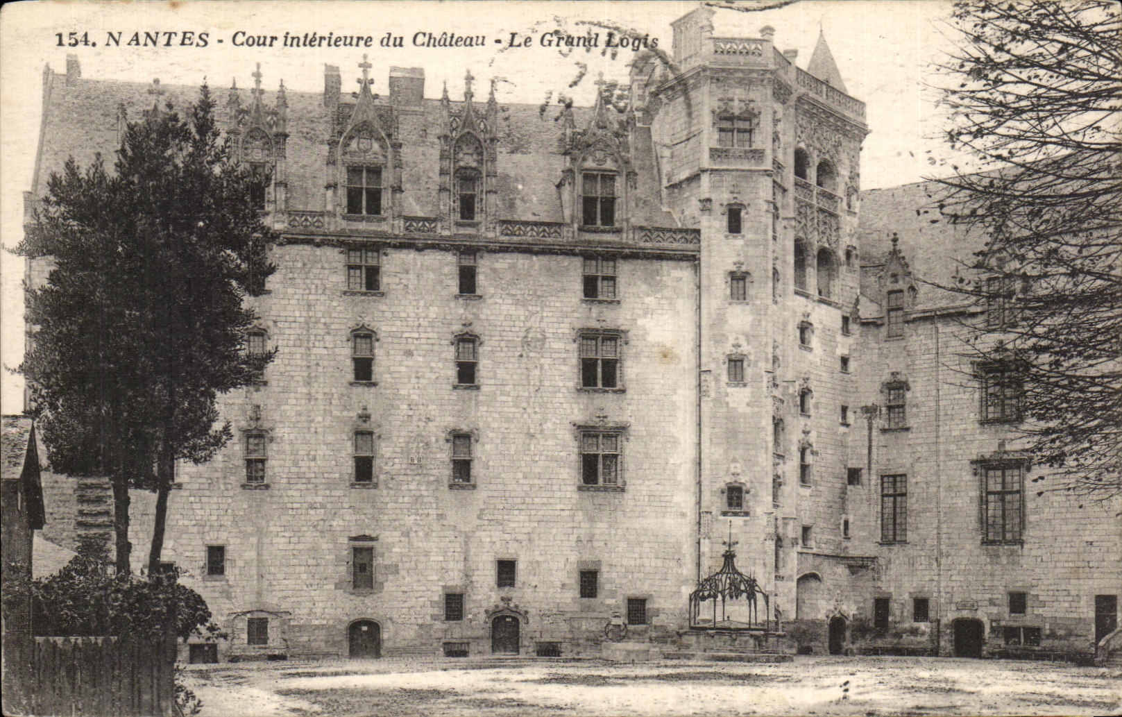 CPA Nantes Cour interieure du Chateau Le Grand Logis