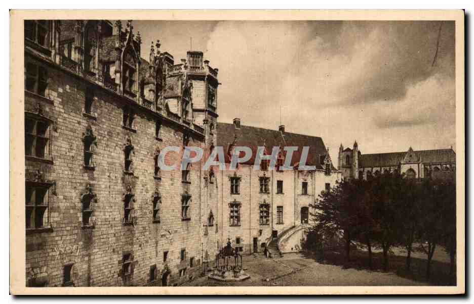 CPA Nantes Chateau des Ducs de Bretagne Tour de la Couronne d Or L Entree