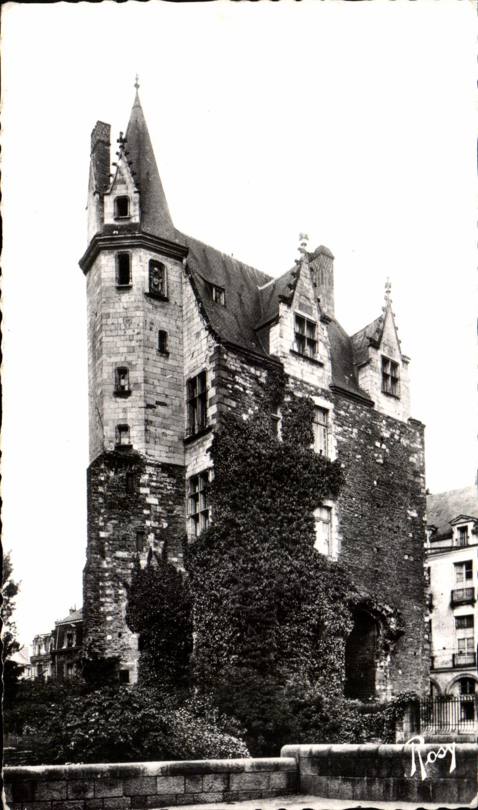 CPA Nantes La Porte Saint Pierre du XV e siecle Ancien Eveche