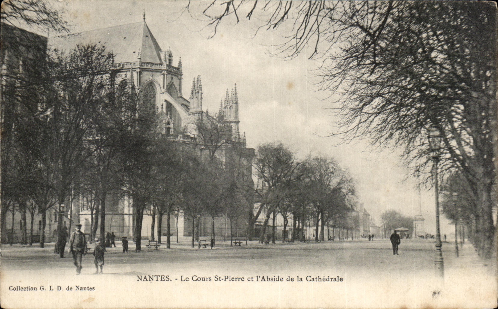 CPA Nantes Le Cours St Pierre et lAbside de la Cathedrale