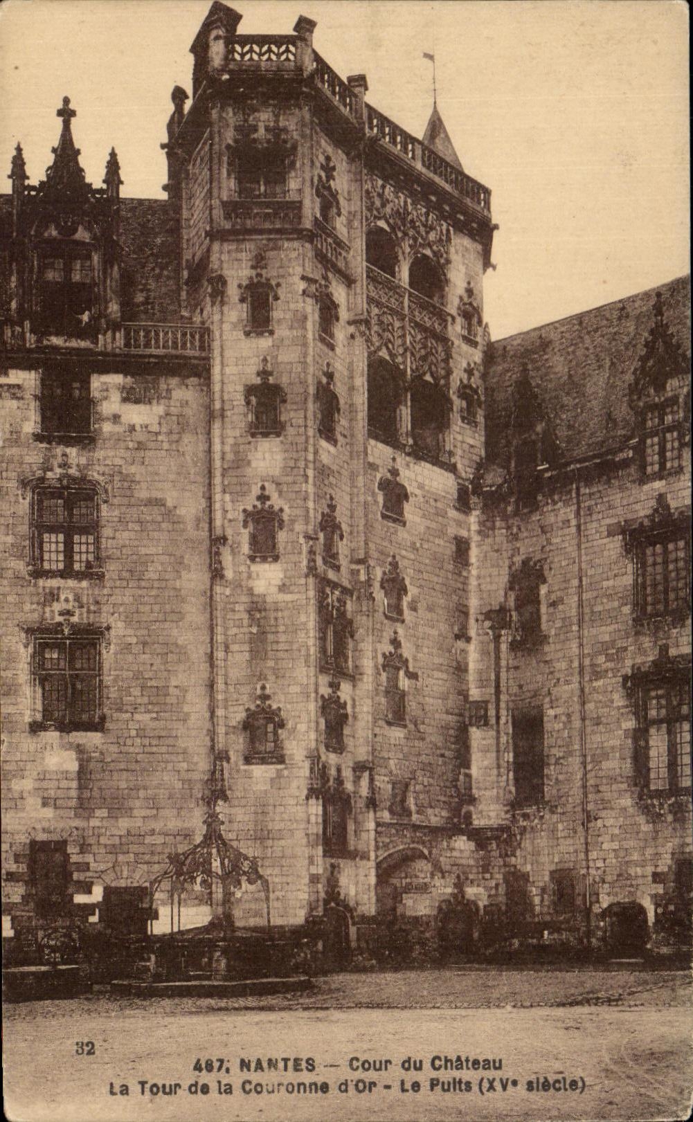 CPA Nantes Cour du Chateau La Tour de la Couronne d or Le Puits XV e Siecle 