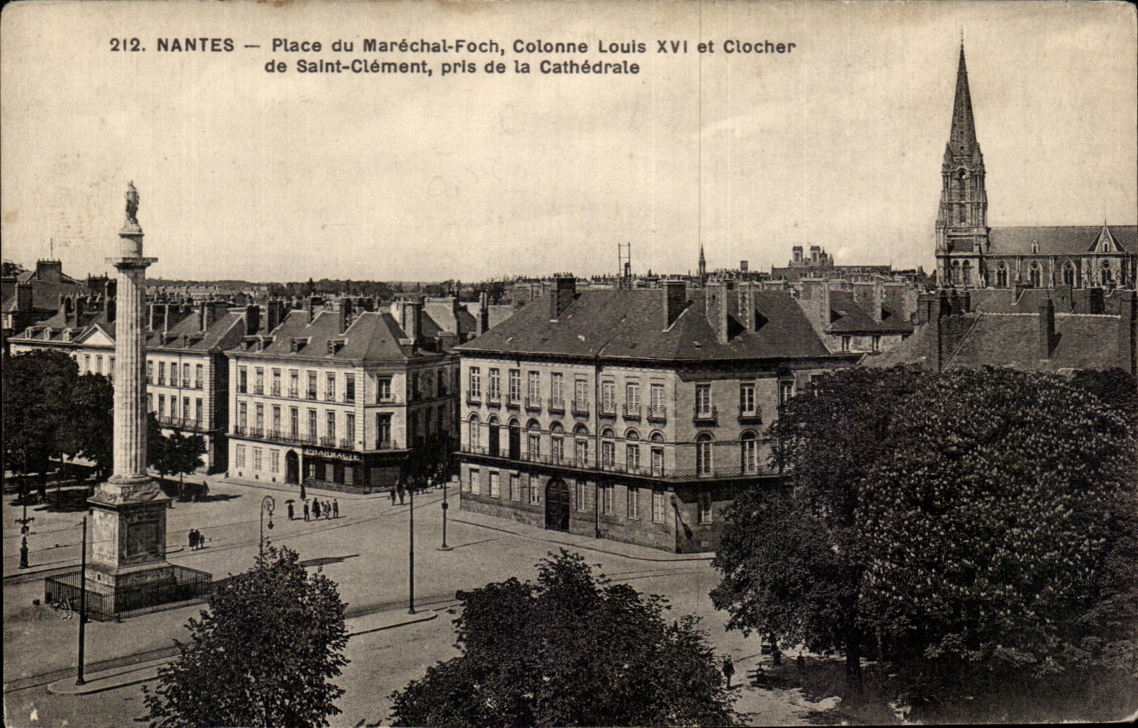 CPA Nantes Place du Marechal Foch Colonne Louis XVI et Clocher de Saint Clement pris de la Cathedrale