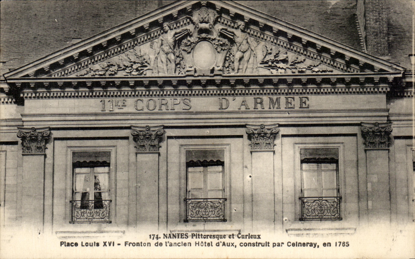 CPA Nantes Pittoresque et Curieux Place Louis XVI Fronton de l ancien Hotel d Aux construit par Celneray en 1785