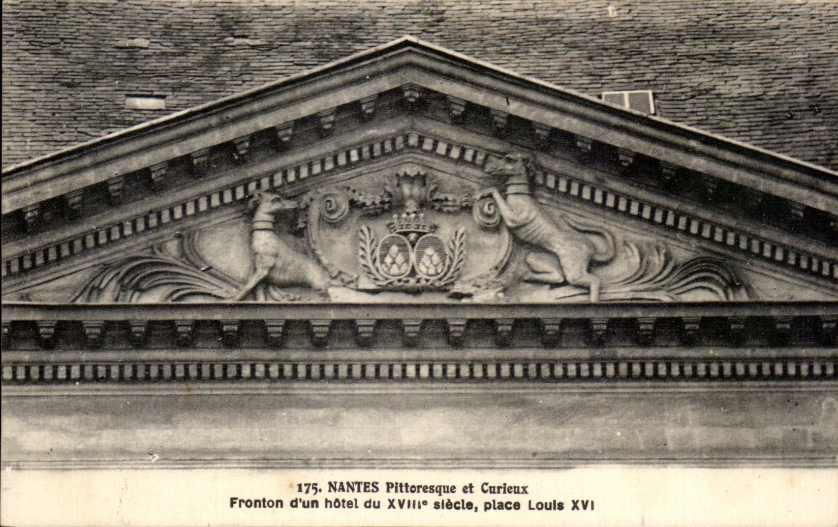 CPA Nantes Pittoresque et Curieux Fronton d un hotel du XVIIIe siecle place Louis XVI