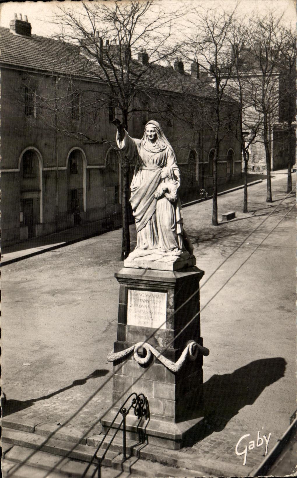 CPA Nantes Quartier de l Hermitage Statue de Sainte Anne