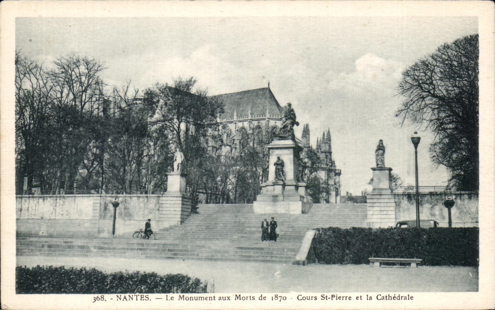 CPA Nantes Le Monument aux Morts de 1870 Cours St Pierre et la Cathedrale