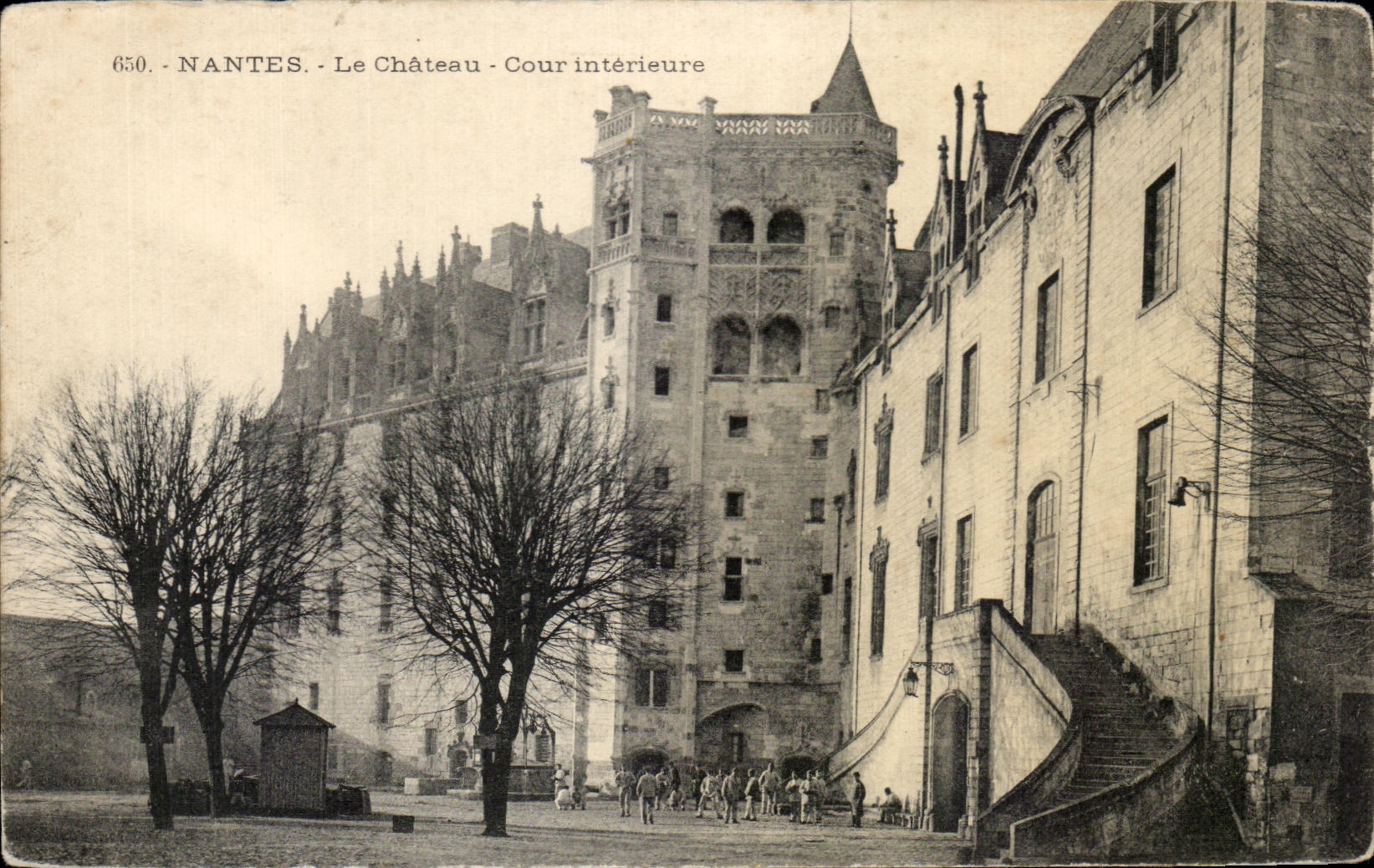 CPA Nantes Le Chateau Cour interieure Militaria