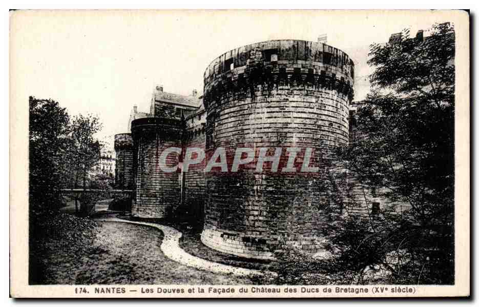 CPA Nantes Les Douves et la Facade du Chateau des De Bretagne