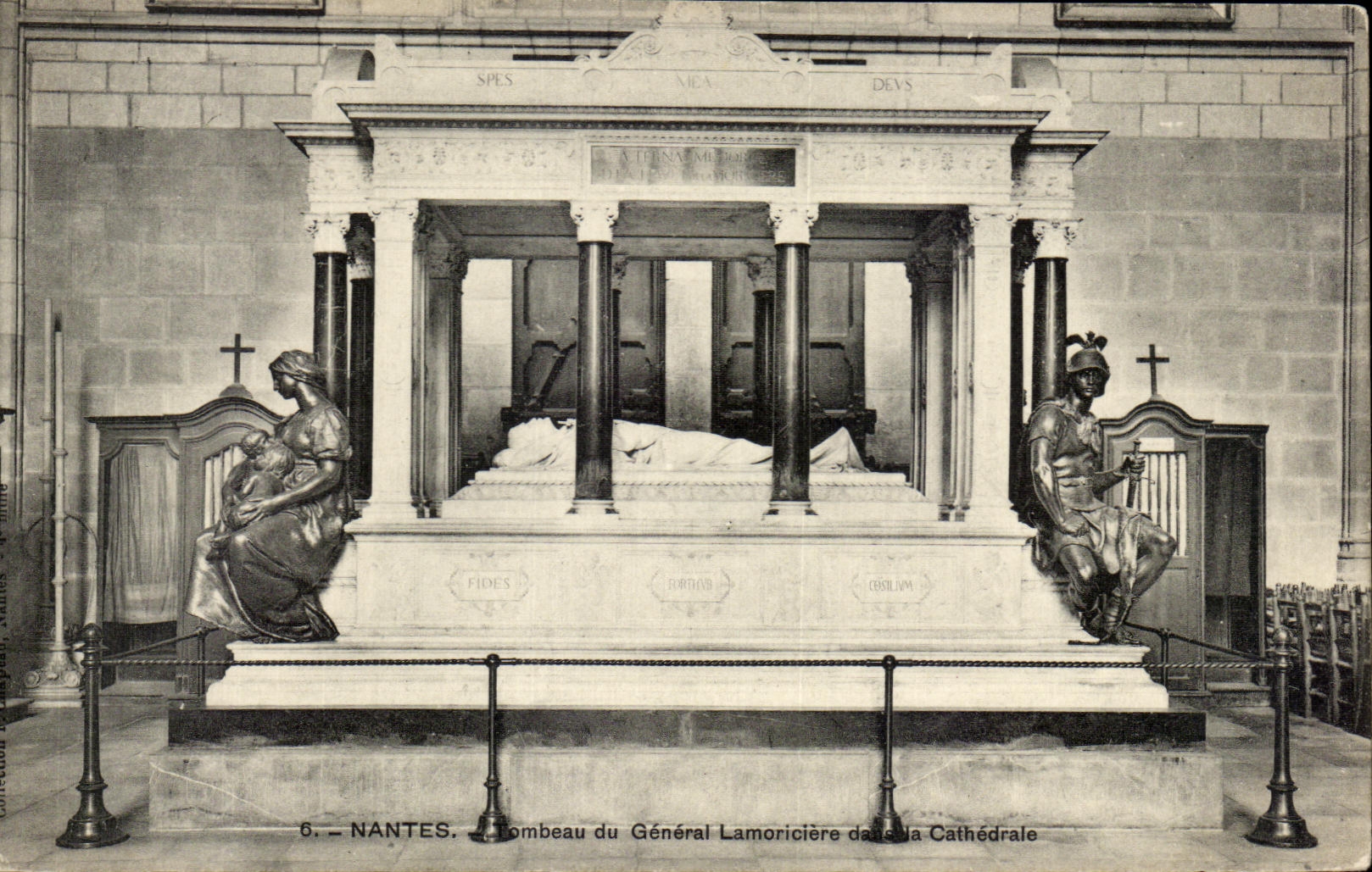 CPA Nantes Tombeau du General Lamoriciere dans la cathedrale