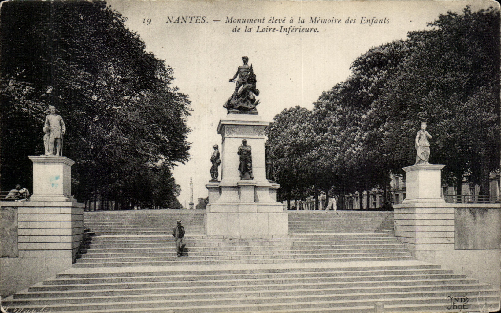 CPA Nantes Monument eleve a la Memoire des Enfants