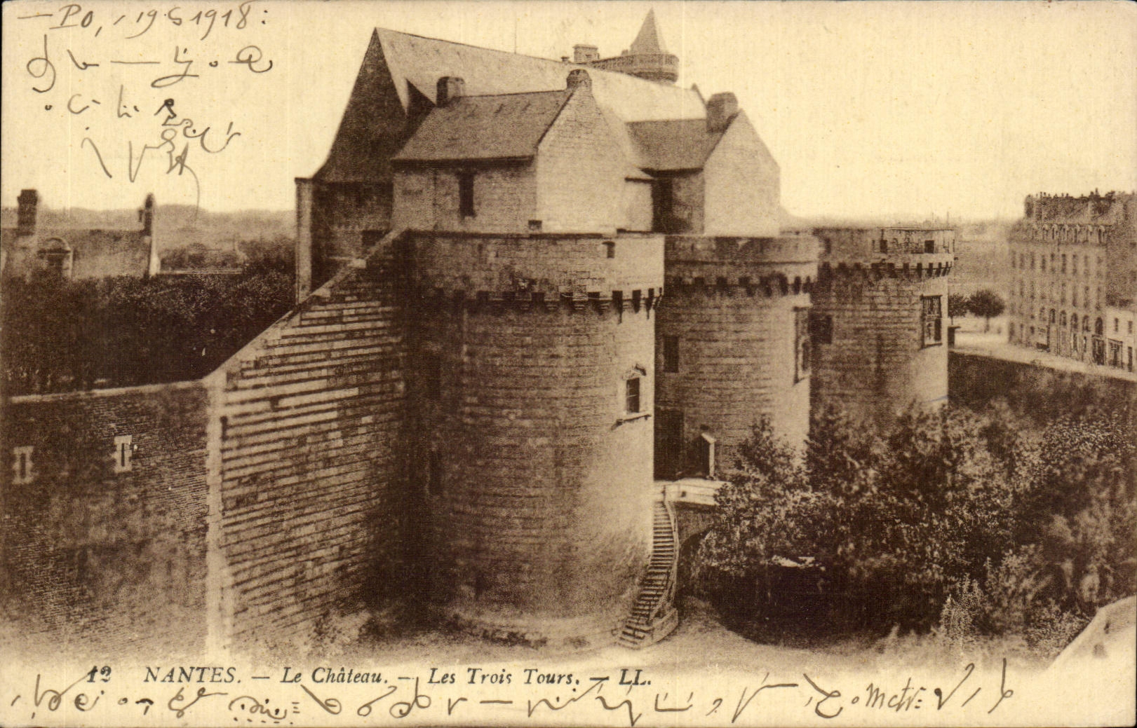 CPA Nantes Le Chateau Les Trois Tours