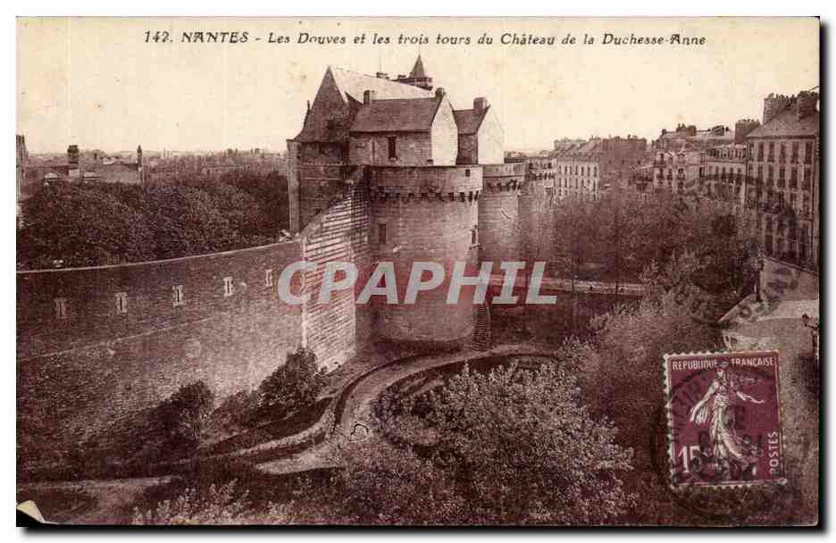 CPA Nantes Les Douves et Les Trois Tours du Chateau de La Duchesse Anne