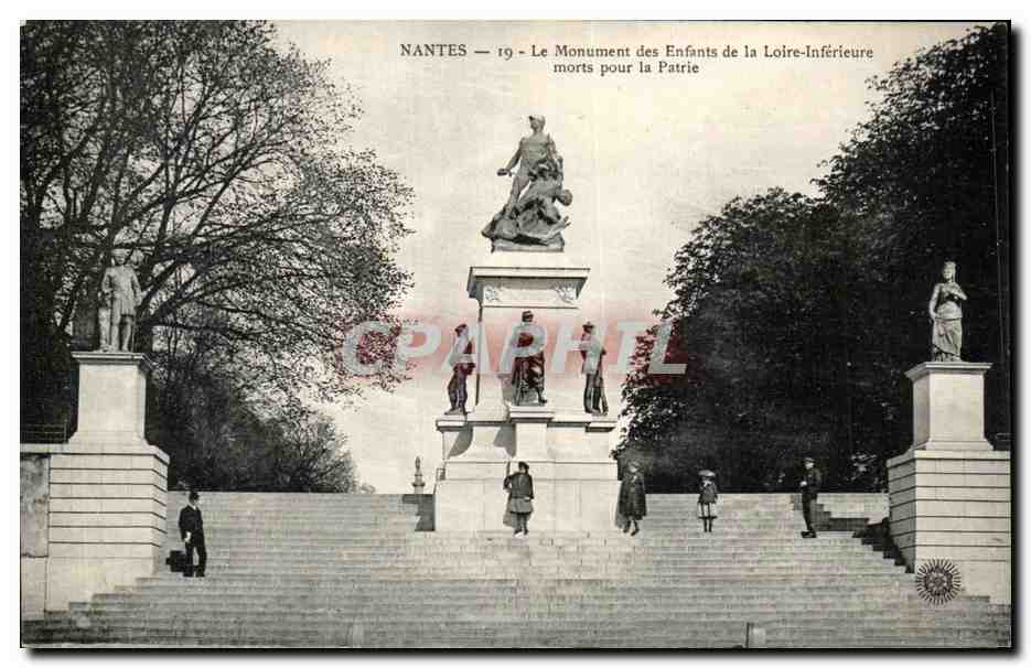CPA Nantes Le Monument des Enfants de la Loire Inferieure