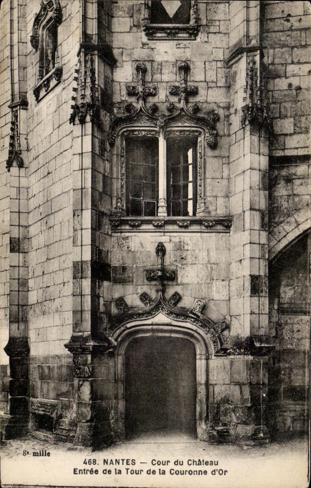 CPA Nantes Cour du Chateau Entree de la Tour de la Couronne d or