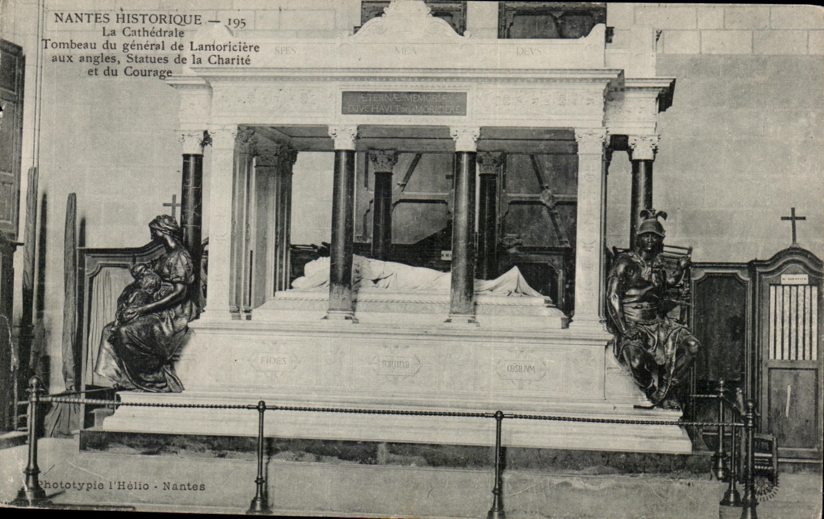 CPA Nantes Historique La Cathedrale Tombeau du general de Lamoriciere aux angles Statues de la charite et du courage 