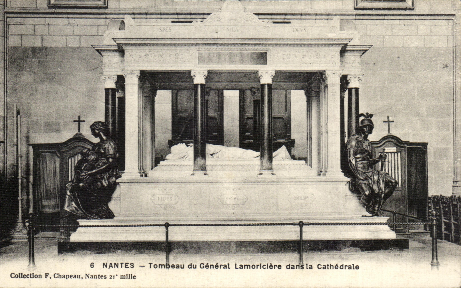 CPA Nantes Le Tombeau du General Lamoriciere