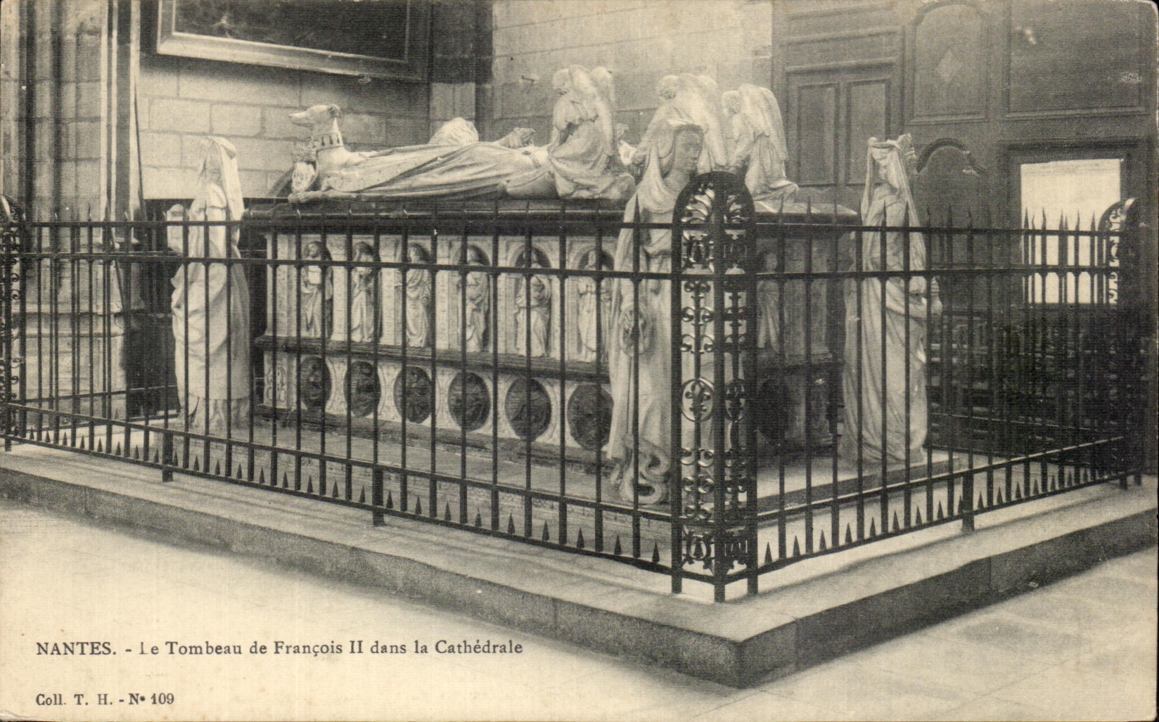 CPA Nantes Le Tombeau de Francois II dans la Cathedrale