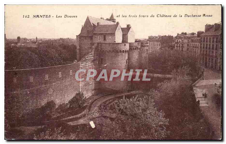CPA Nantes Les Douves ei les trois tours du chateau de la duchesse Anne