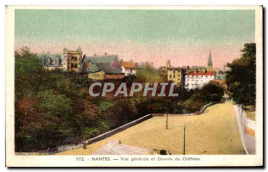 CPA Nantes Vue generale et Douves du Chateau