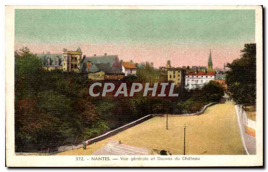 CPA Nantes Vue generale et Douves du Chateau