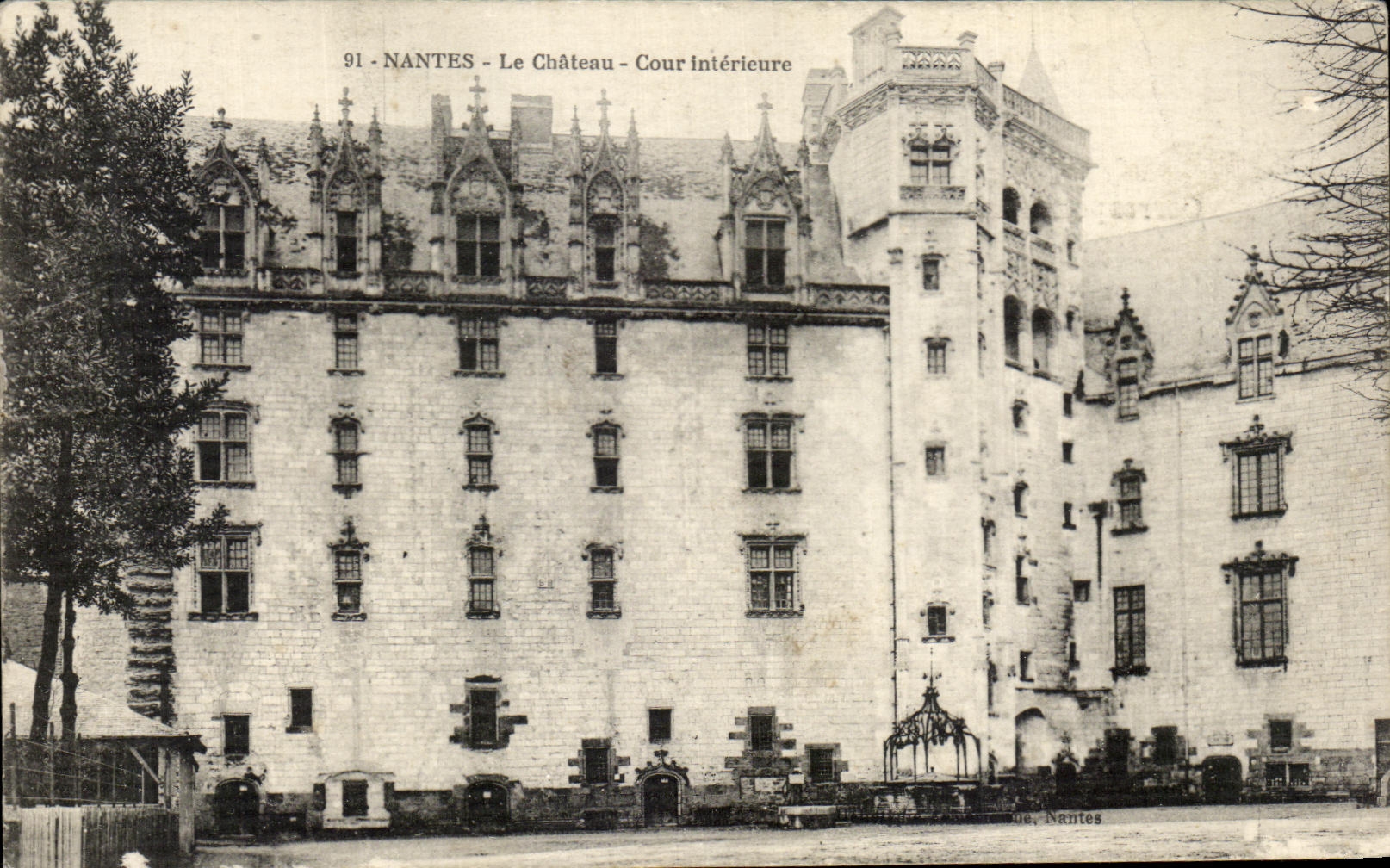CPA Nantes Le Chateau Cour Interieure