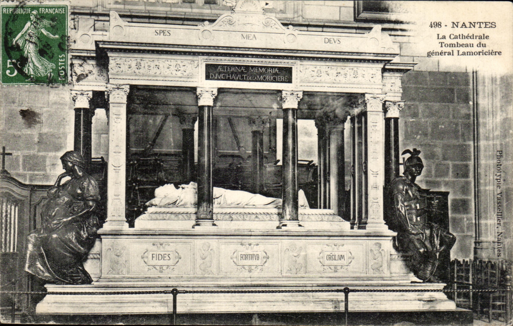 CPA Nantes La Cathedrale Tombeau du general Lamoriciere