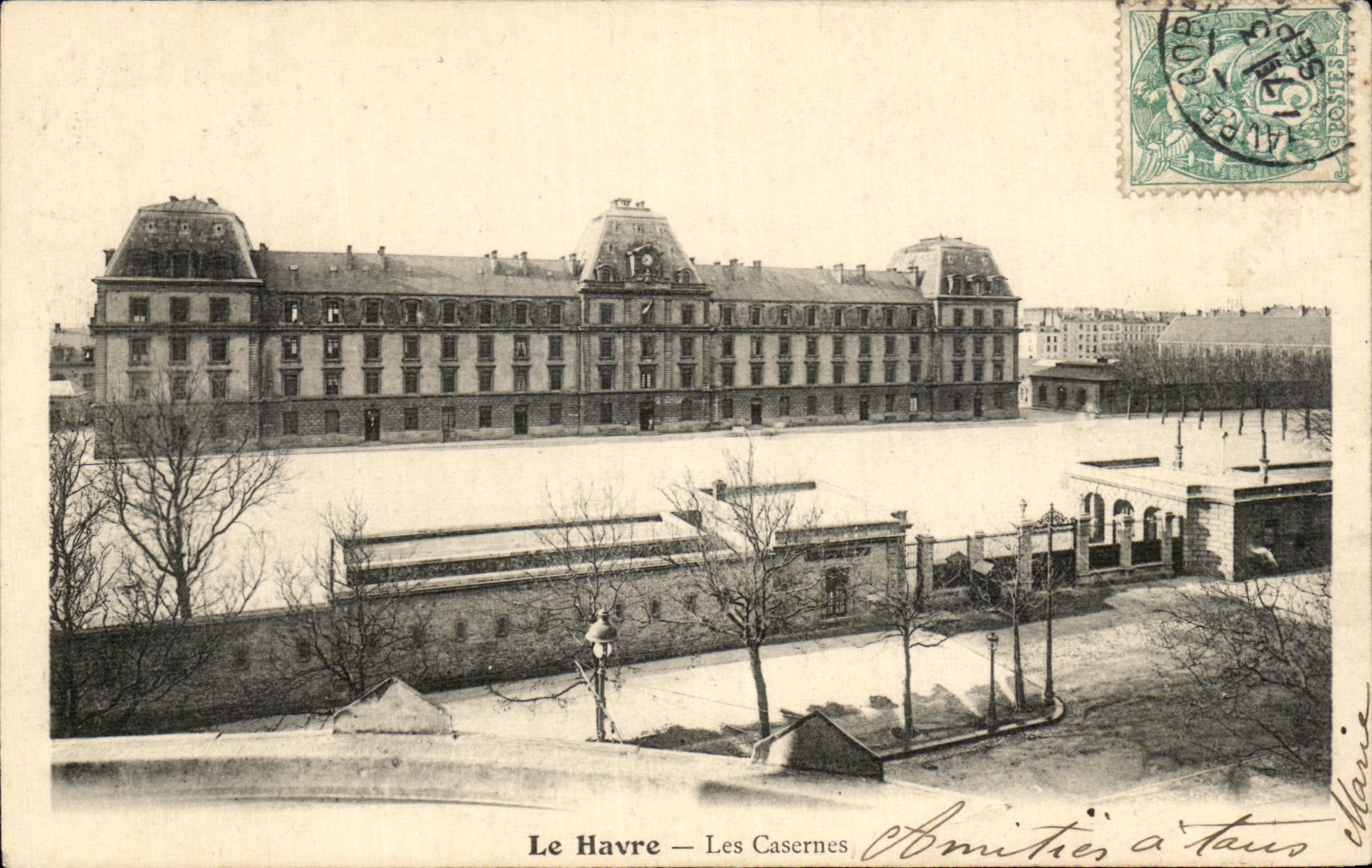 CPA Le Havre Les Casernes Militaria 