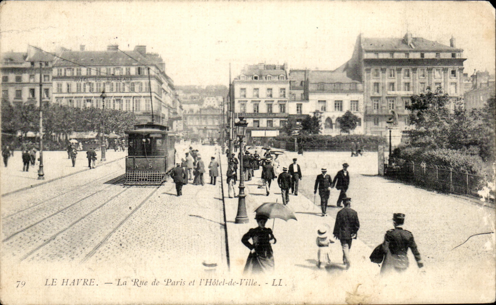 CPA Le Havre La Rue de Paris et I Hotel de Ville Tramway