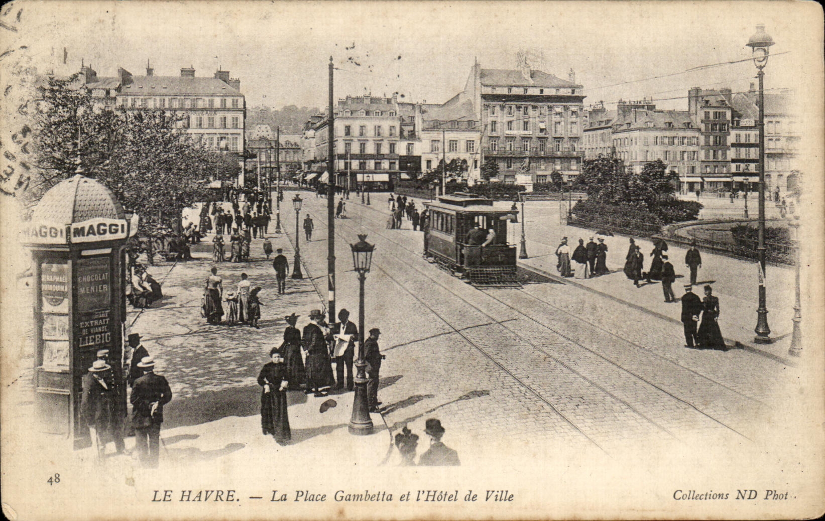 CPA Le Havre La Place Gambetta I Hotel de Ville Tramway Maggi