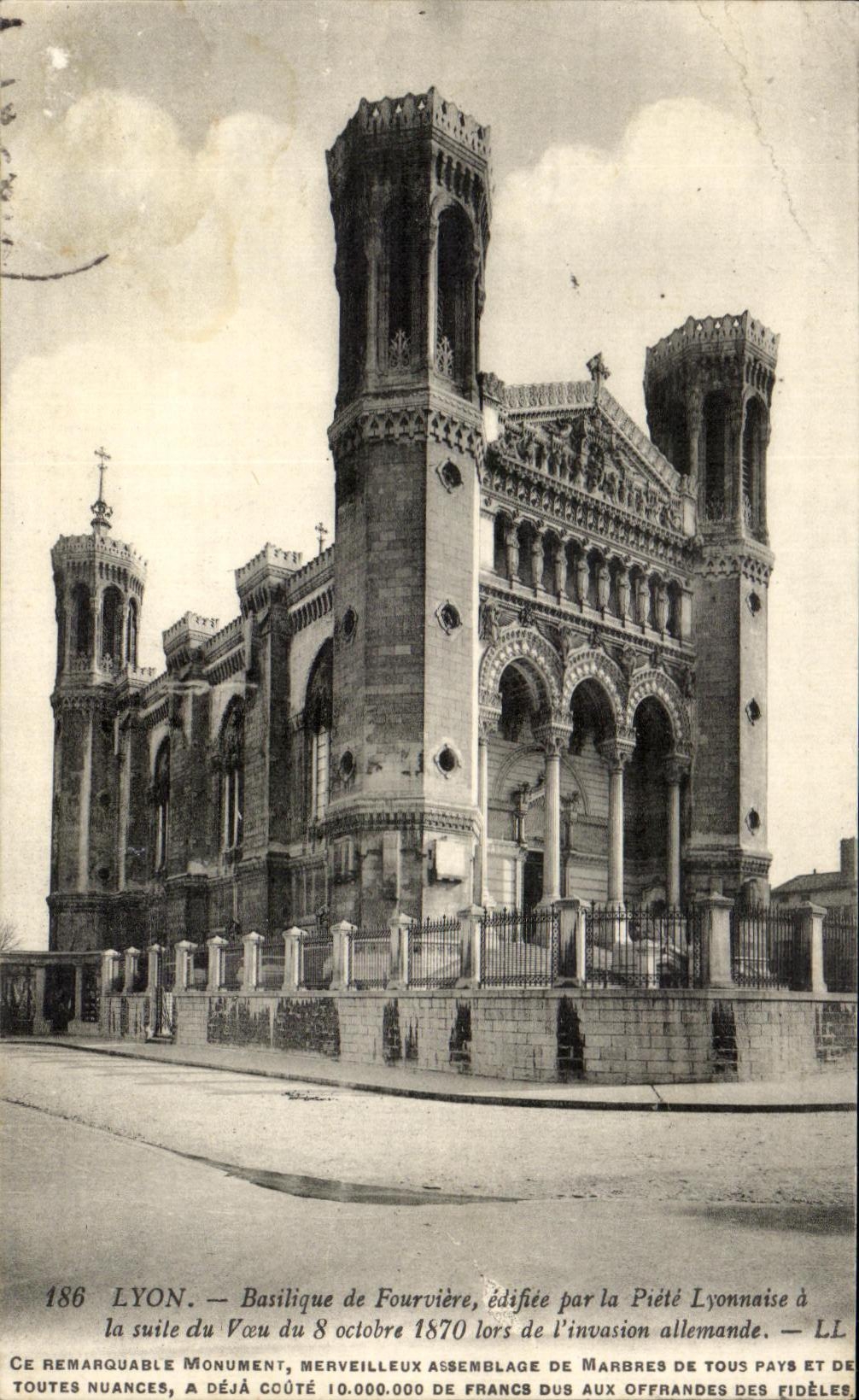 CPA Lyon Basilique de Fourviere edifice par la Piete L yonnaise