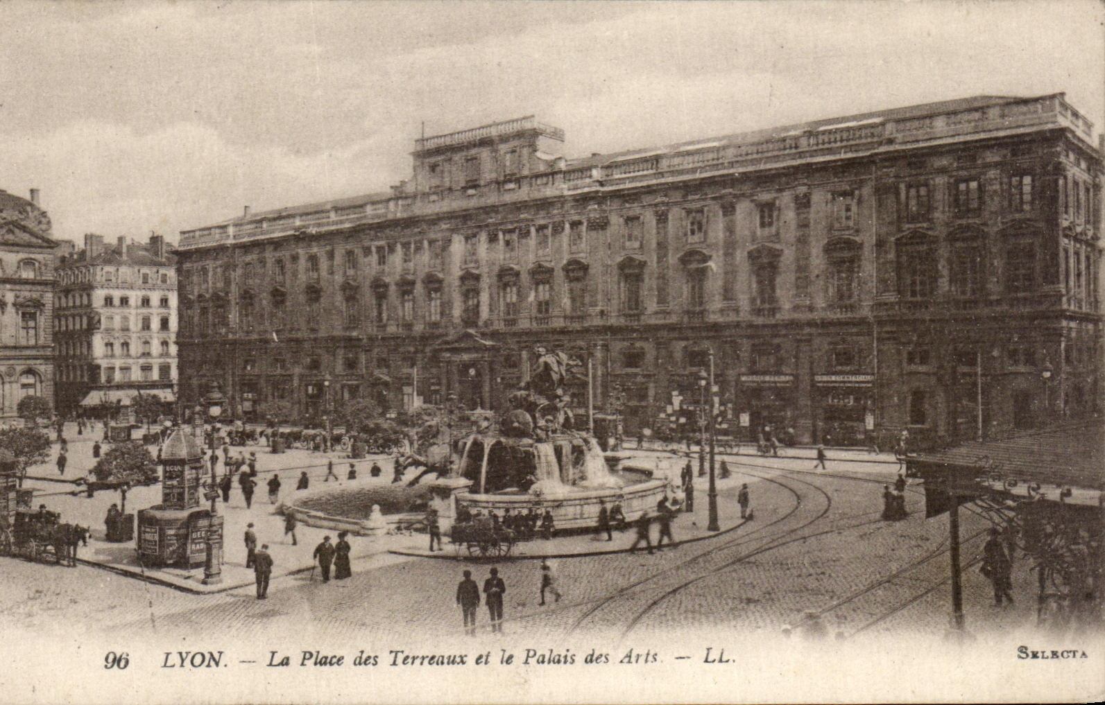 LYON — La Place des Terreaux et le Palais des Arts — LL. — SELECTA 96