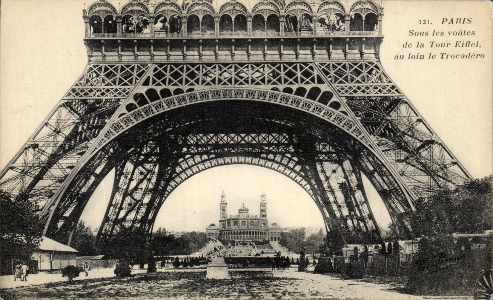 CPA Paris Sous les voutes de la Tour Eiffel au loin le Trocadero