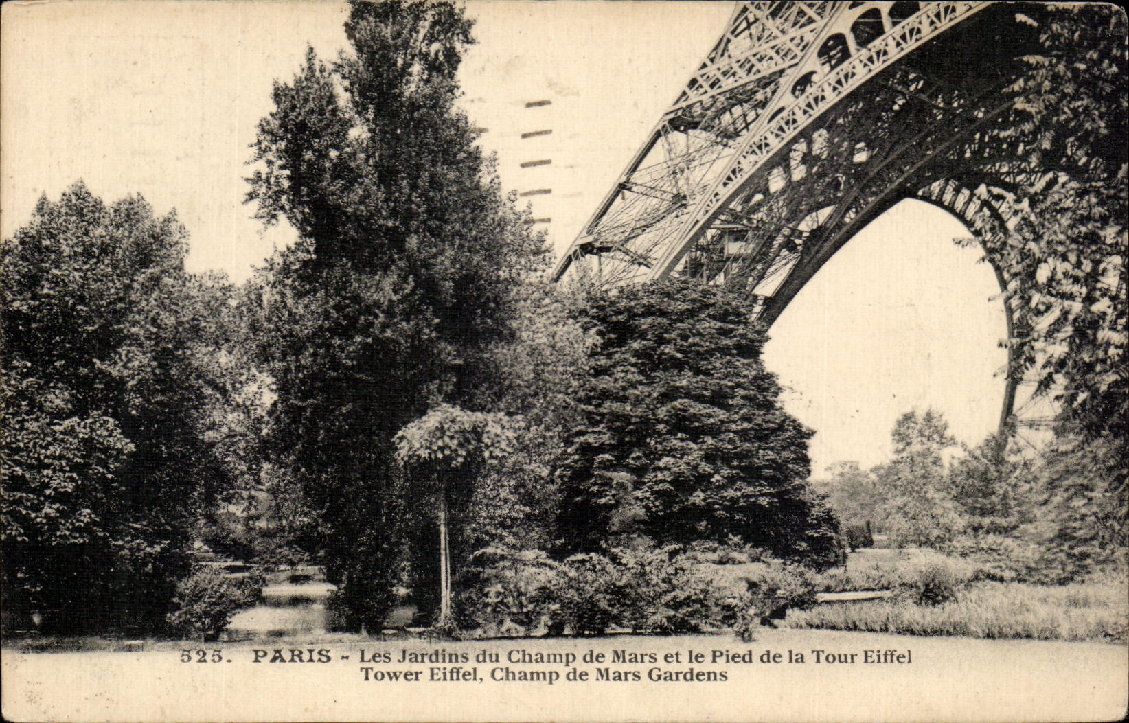 CPA Paris Les Jardins du Champ de Mars et le Pied de la Tour Eiffel Tour Eiffel Champ de Mars Gardens