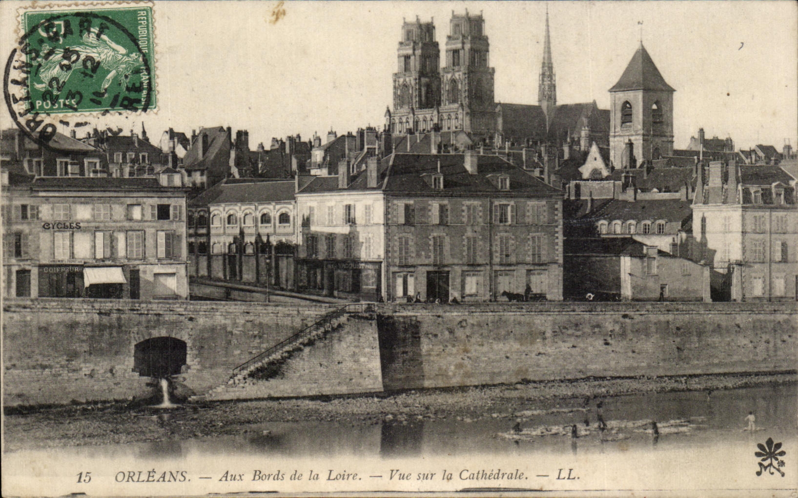 CPA Orleans Aux Bords de la Lorie Vue sur la Cathedrale