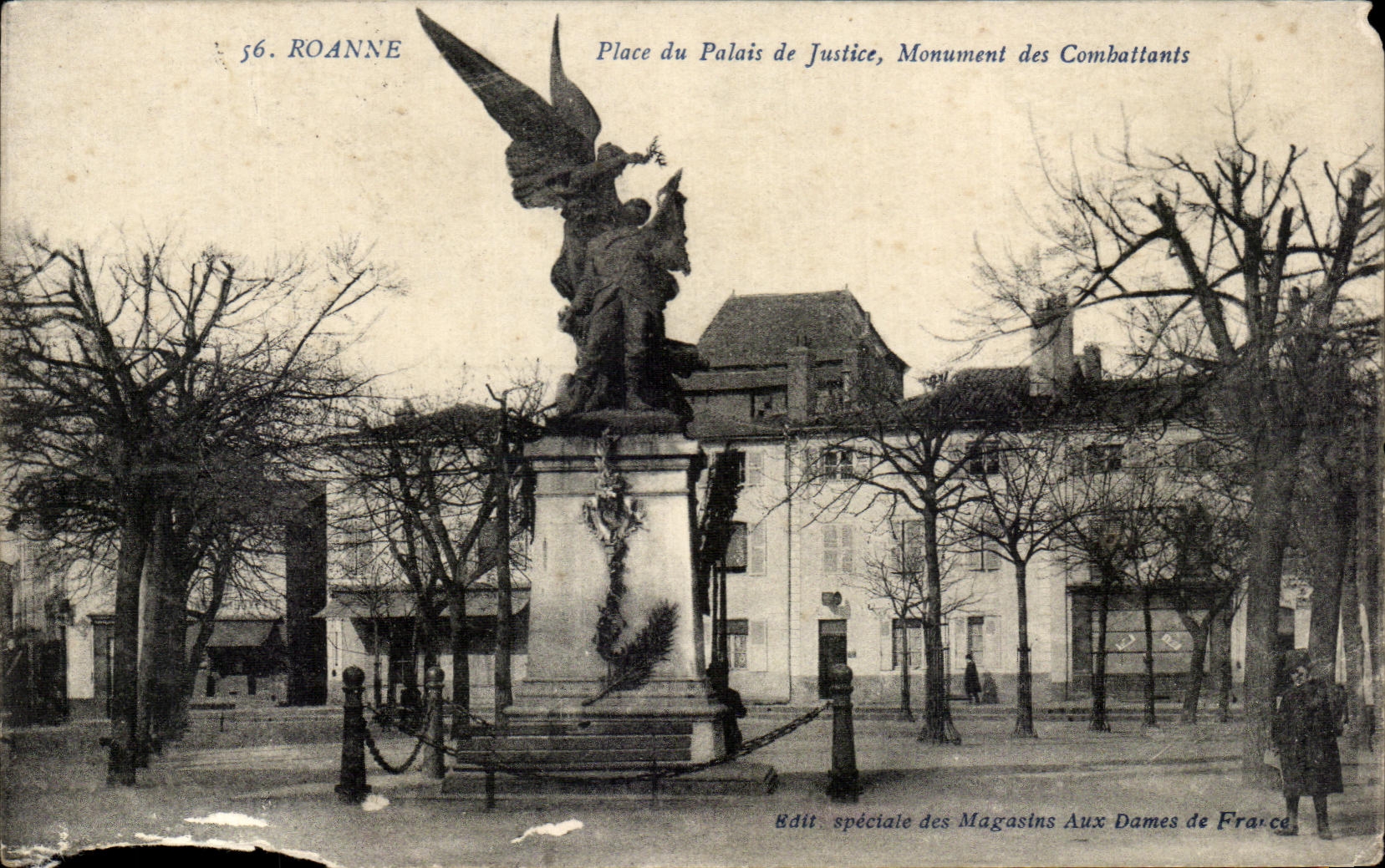 CPA Roanne Place du Palais de Justice Monument des Combattants