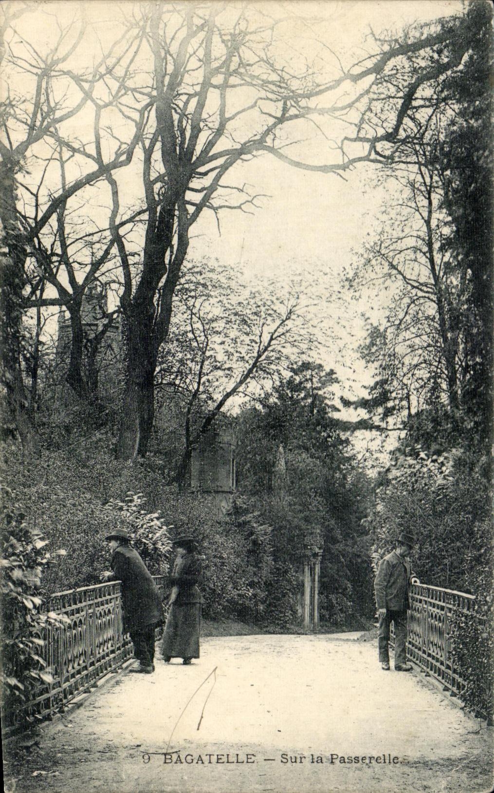 CPA Bagatelle Sur la Passerelle