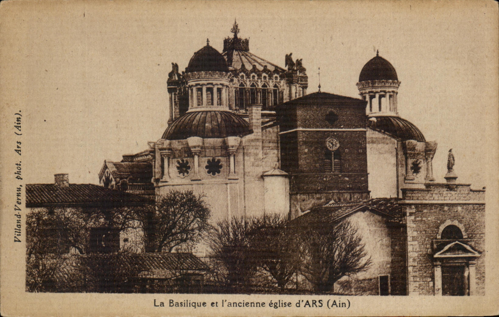 CPA La Basilique et I ancienne eglise d Ars (Ain)