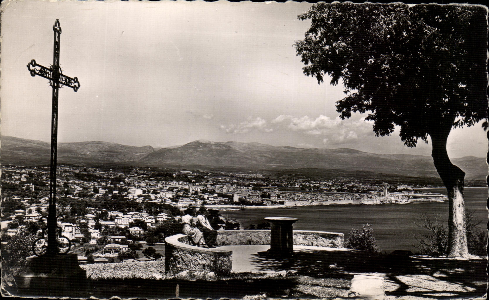 La Garoupe — Vue panoramique sur Antibes — Éditions S.E.P.T. - Paris